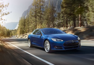 Tesla Model S får automatisk motorvejskørsel og parallelparkering