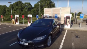 2 nordmænd har kørt ca. 730 km i en Tesla Model S - på én ladning