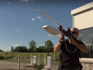 Ny riffel kan skyde droner ned med radiobølger