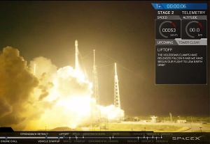 SpaceX laver historisk succesfuld vertikal landing med Falcon 9 raketten