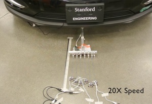 Forskere har fået 6 små robot-myrer, til at trække en bil på over 1,7 tons