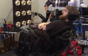 Neurale implantater og robotarme hjælper paralyseret mand med at kunne føle igen