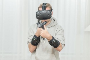 bHaptics har lavet et VR-sæt der lader brugeren mærke sværd og kløer